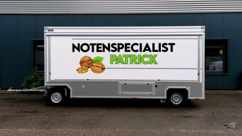 Zijaanzicht van een aanhangwagen voor noten met gesloten luifel