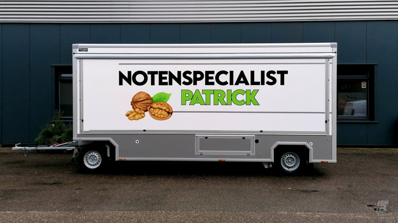 Zijaanzicht van een aanhangwagen voor noten met gesloten luifel