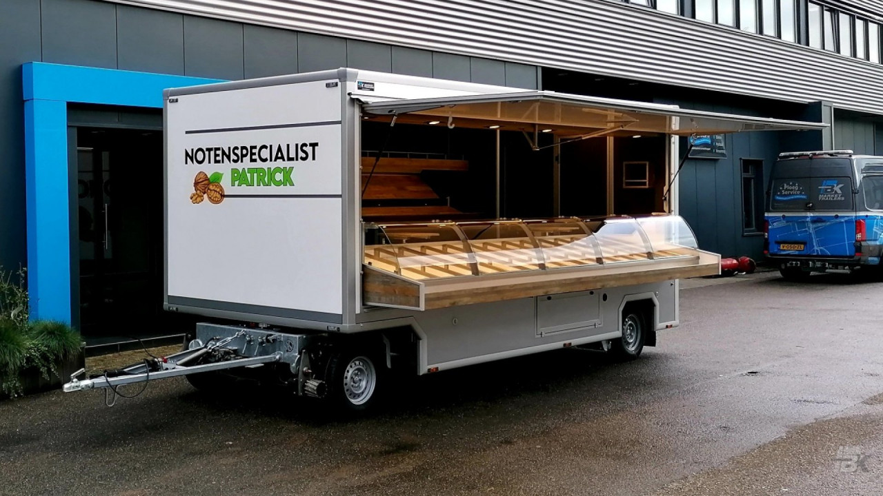 Zijaanzicht van een aanhangwagen voor noten met geopende luifel
