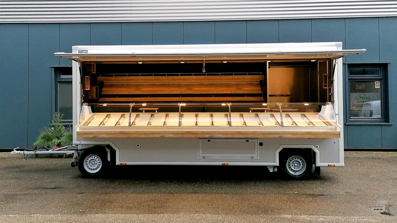 Zijaanzicht van een aanhangwagen voor noten met geopende luifel