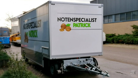 Vooraanzicht van een aanhangwagen voor noten