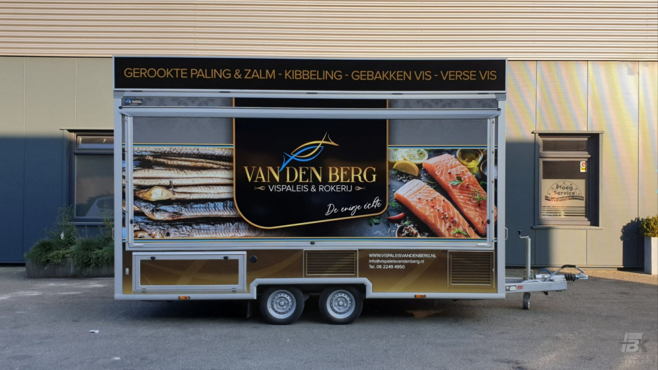 Zijaanzicht van een aanhangwagen voor vis met gesloten luifel
