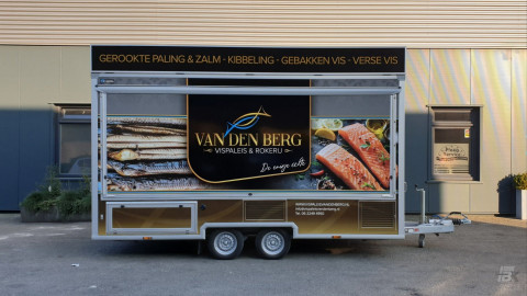 Zijaanzicht van een aanhangwagen voor vis met gesloten luifel
