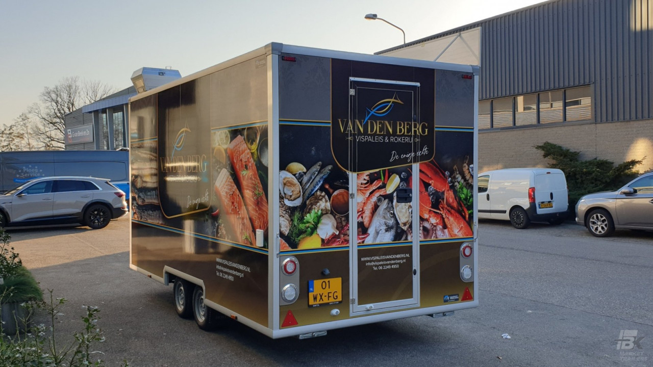 Achteraanzicht van een aanhangwagen voor vis