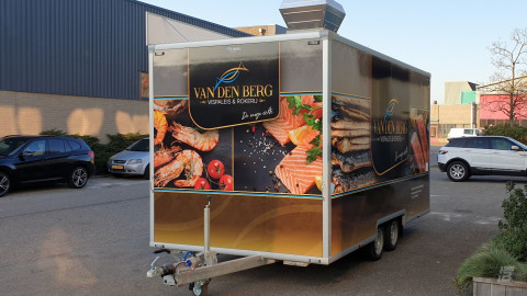Vooraanzicht van een aanhangwagen voor vis