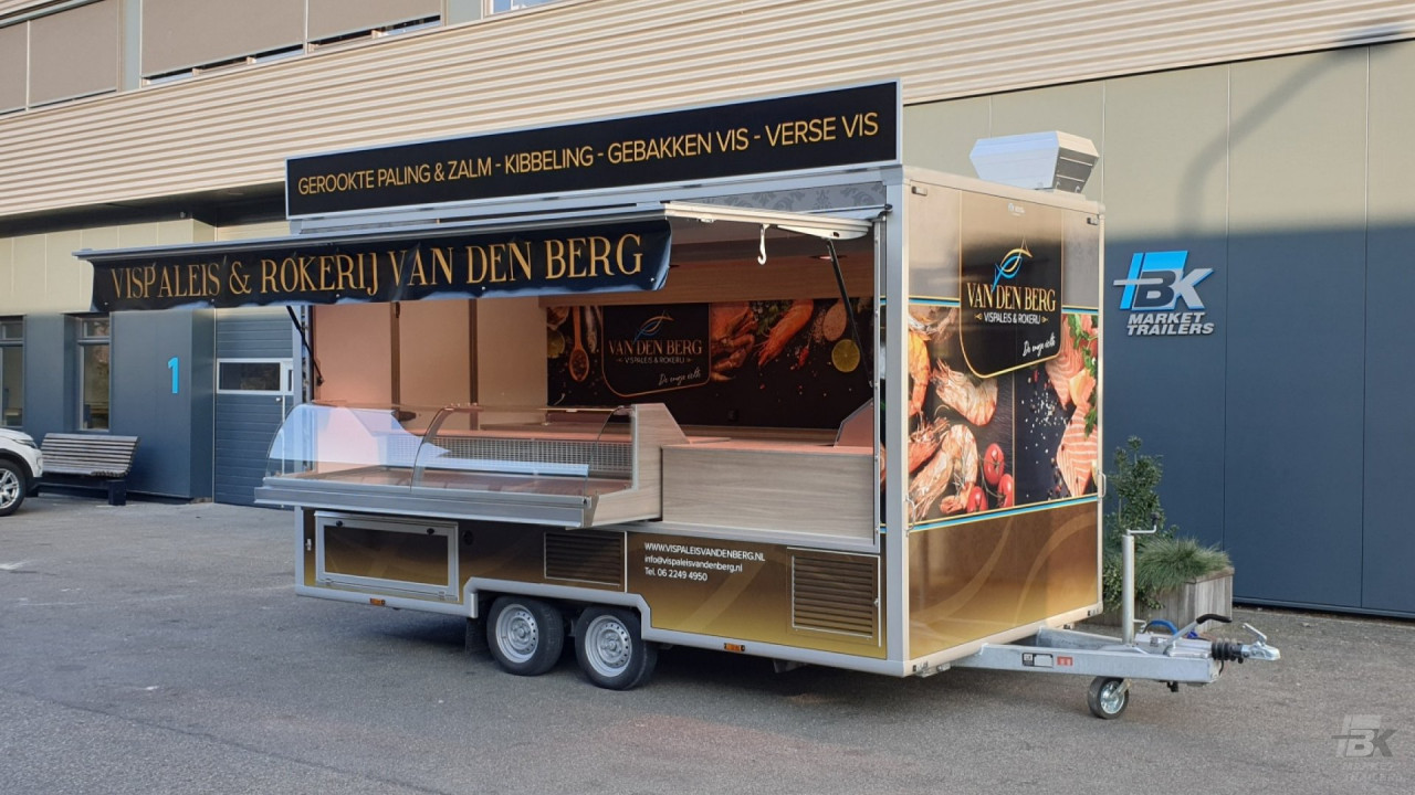 Zijaanzicht van een aanhangwagen voor vis met geopende luifel