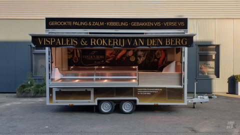 Zijaanzicht van een aanhangwagen voor vis met geopende luifel