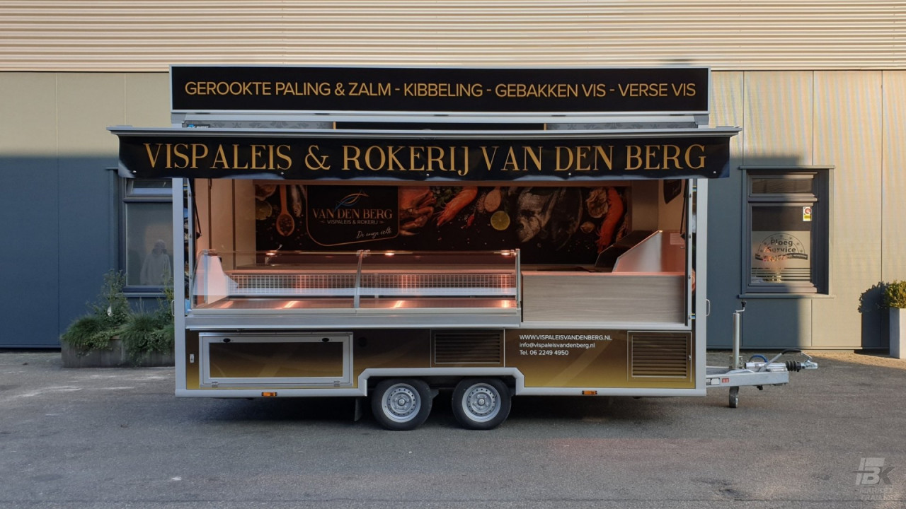 Zijaanzicht van een aanhangwagen voor vis met geopende luifel