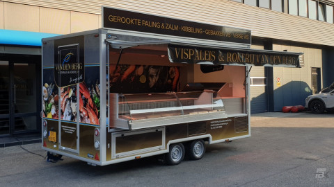 Zijaanzicht van een aanhangwagen voor vis met geopende luifel