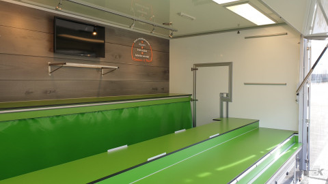 Binnenkant van een verkoopwagen voor kaas