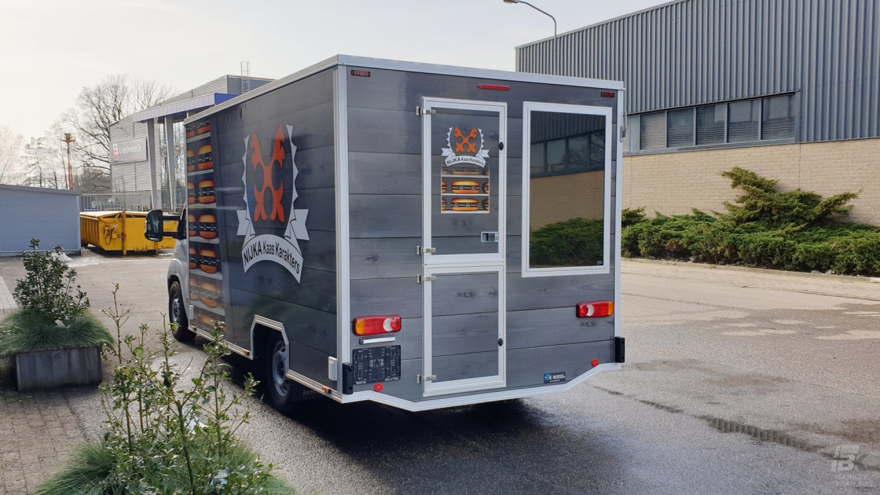Achteraanzicht van een verkoopwagen voor kaas