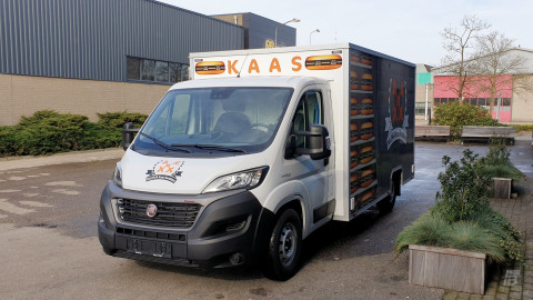 Vooraanzicht van een verkoopwagen voor kaas