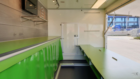 Binnenkant van een verkoopwagen voor kaas
