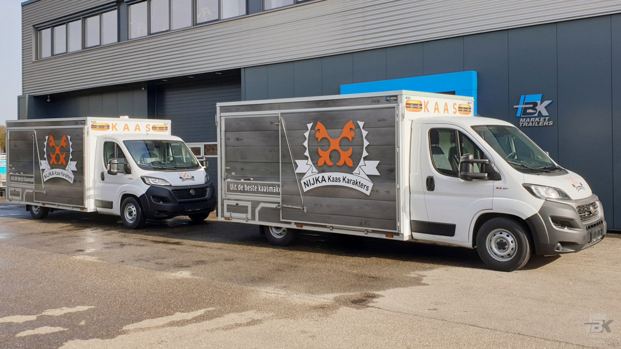 Zijaanzichten van twee verkoopwagens voor vis met gesloten luifels