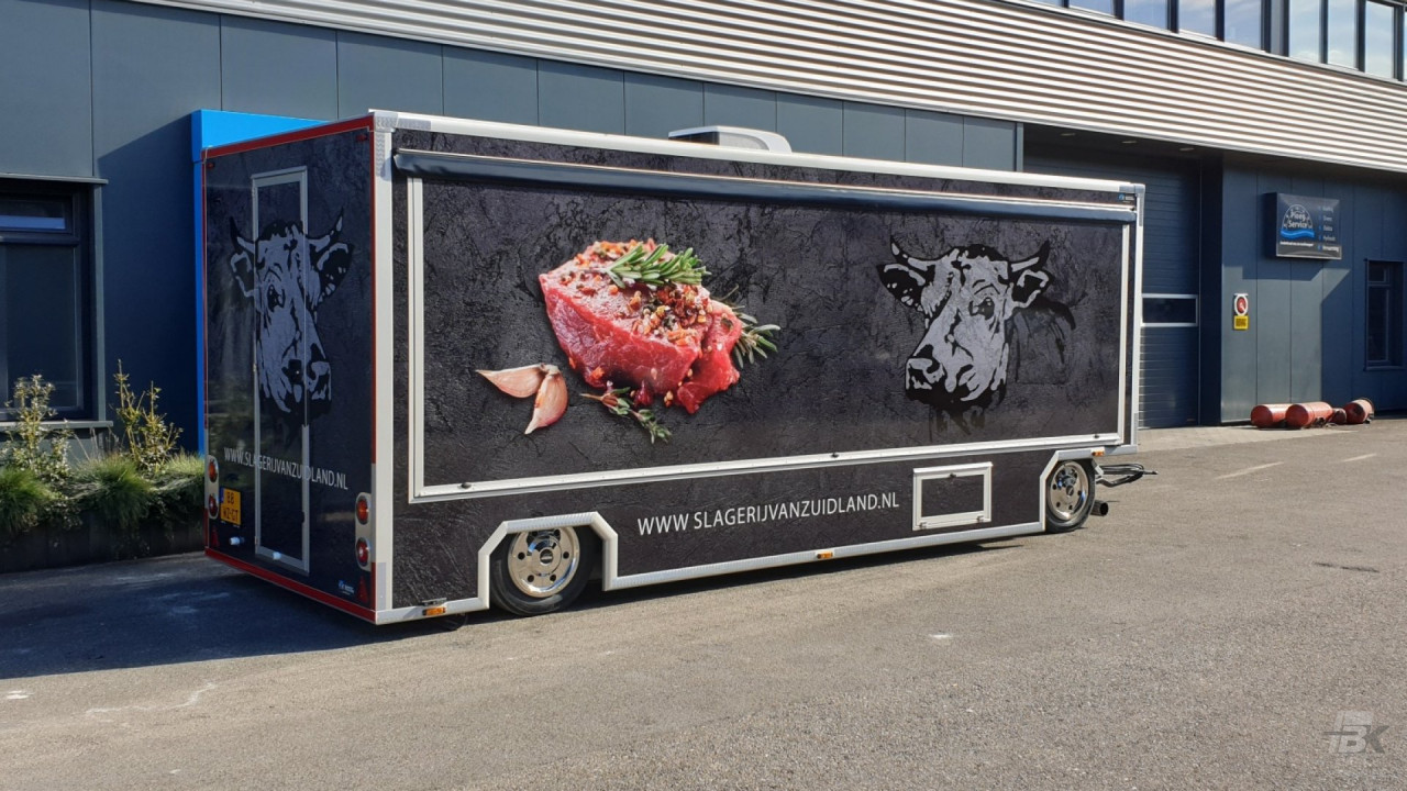 Zijaanzicht van een aanhangwagen voor vlees met gesloten luifel