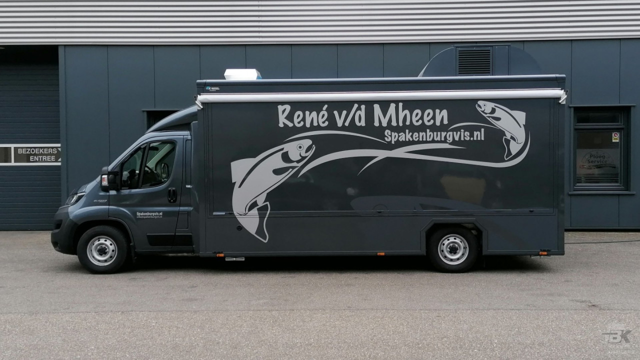 Zijaanzicht van een verkoopwagen voor vis met gesloten luifel