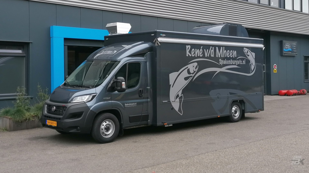 Zijaanzicht van een verkoopwagen voor vis met gesloten luifel