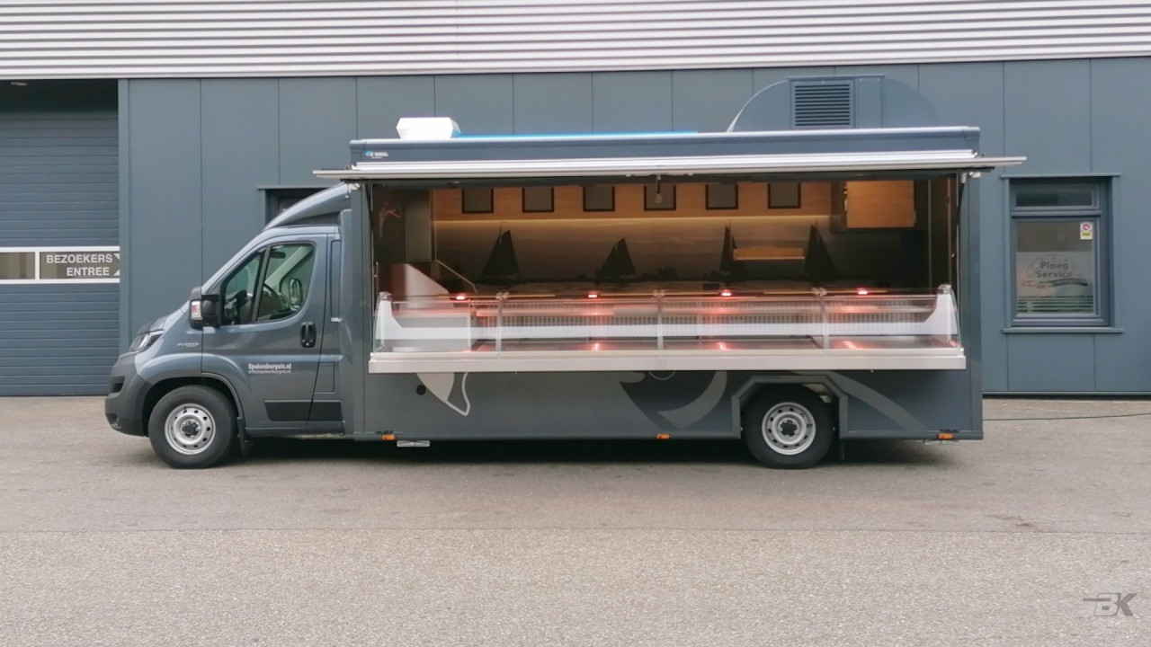 Zijaanzicht van een verkoopwagen voor vis met geopende luifel