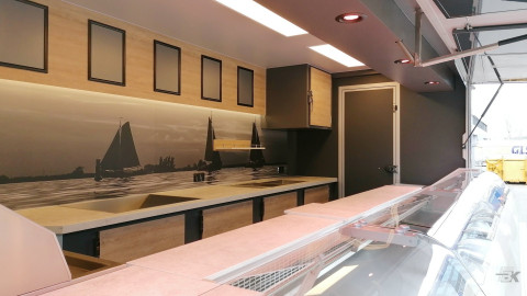 Binnenkant van een verkoopwagen voor vis