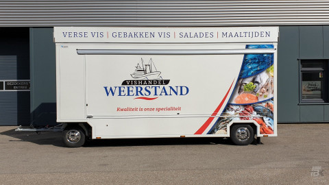 Zijaanzicht van een aanhangwagen voor vis met gesloten luifel