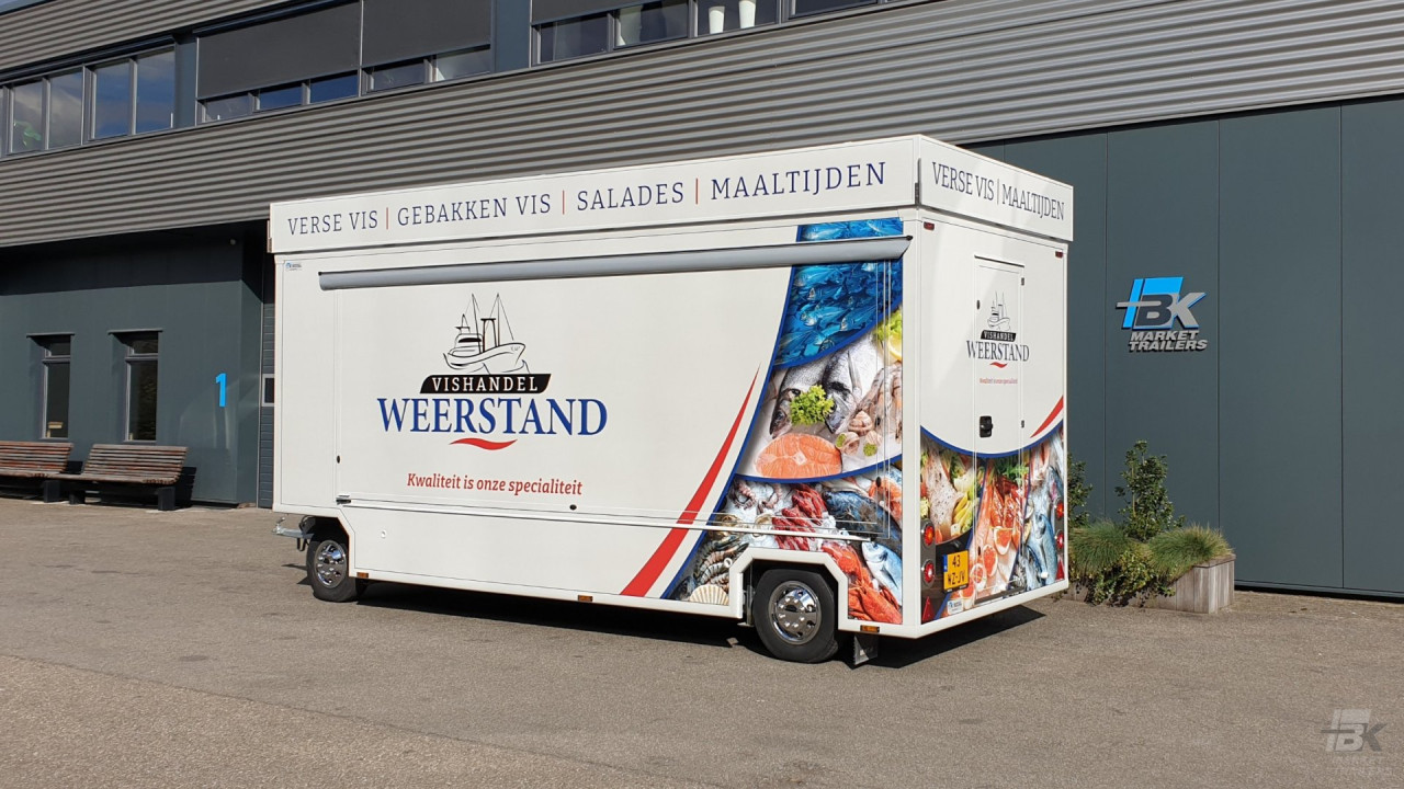 Zijaanzicht van een aanhangwagen voor vis met gesloten luifel