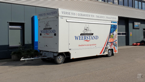 Zijaanzicht van een aanhangwagen voor vis met gesloten luifel