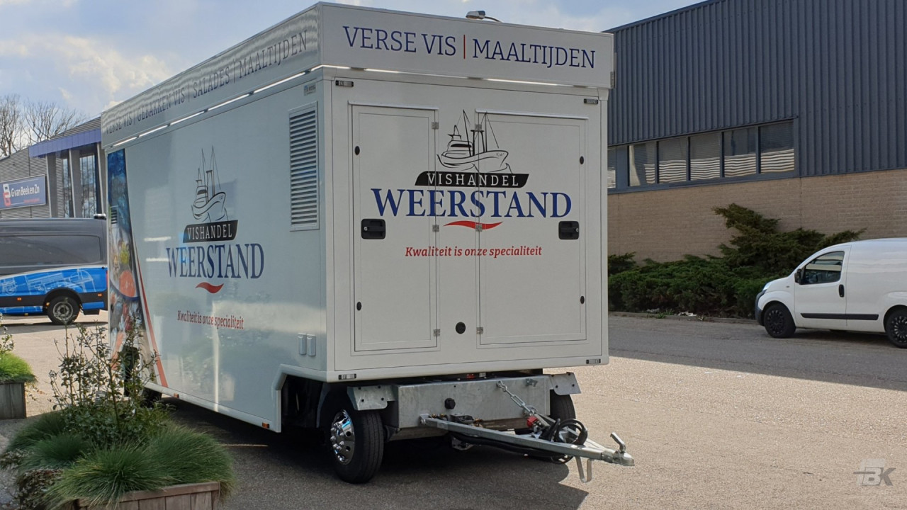 Vooraanzicht van een aanhangwagen voor vis