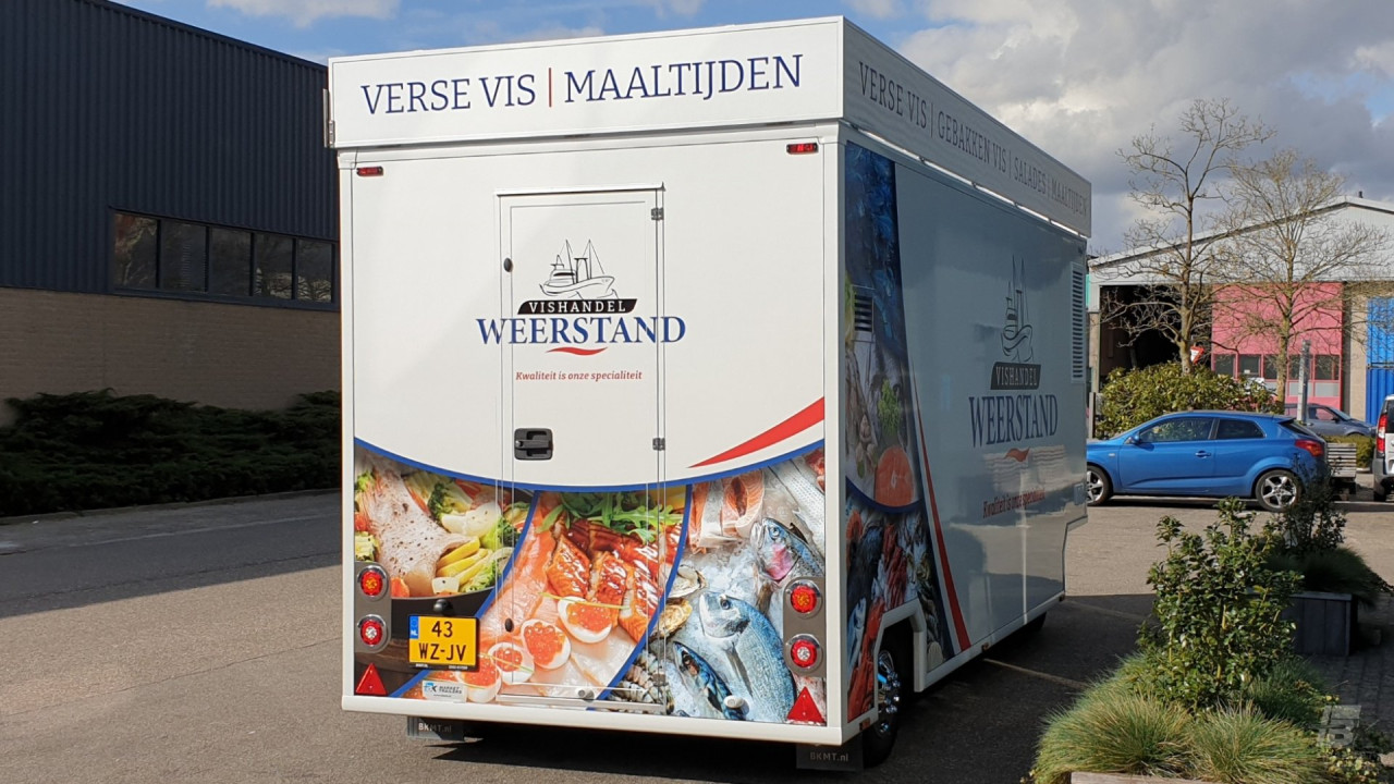 Achteraanzicht van een aanhangwagen voor vis
