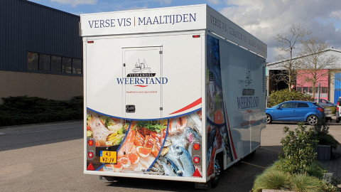 Achteraanzicht van een aanhangwagen voor vis
