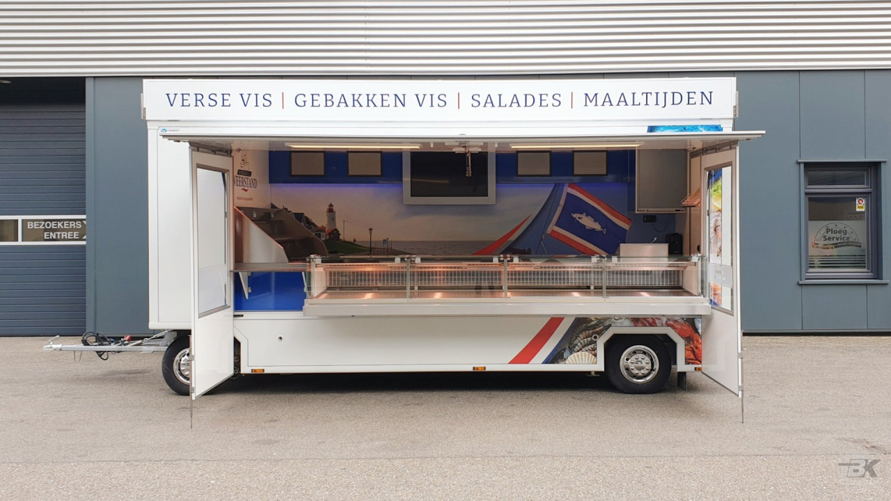 Zijaanzicht van een aanhangwagen voor vis met geopende luifel en zijborden