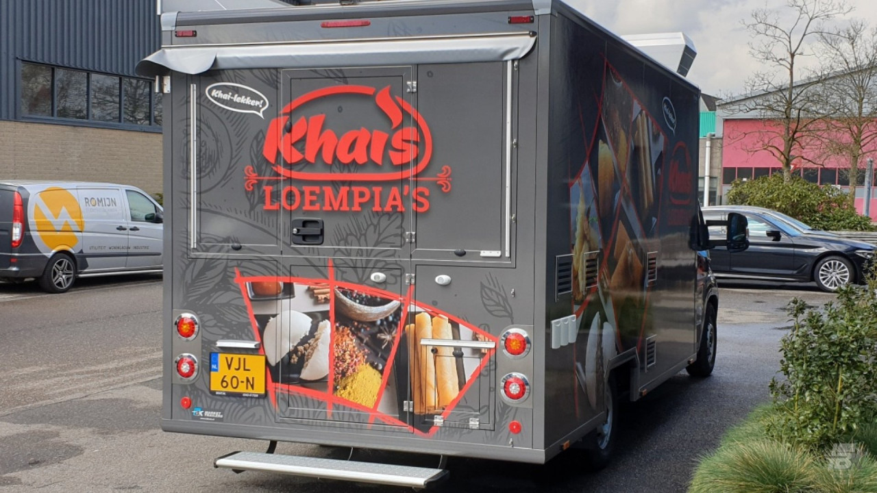 Achteraanzicht van een verkoopwagen voor loempia's