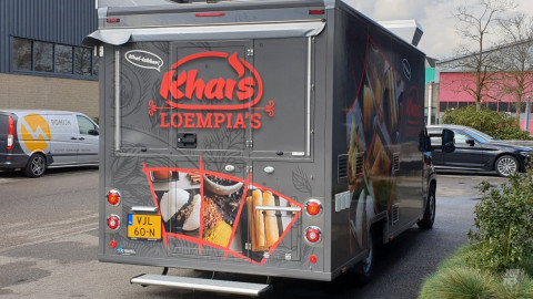 Achteraanzicht van een verkoopwagen voor loempia's
