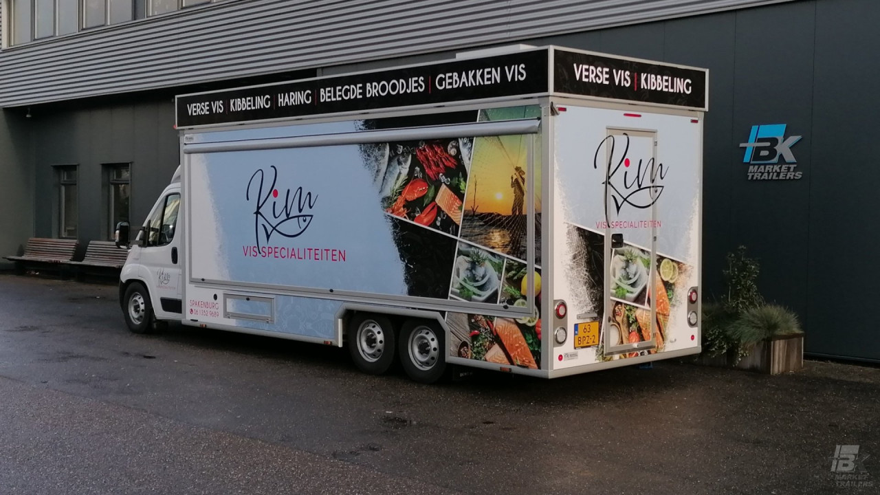 Zijaanzicht van een verkoopwagen voor vis met gesloten luifel