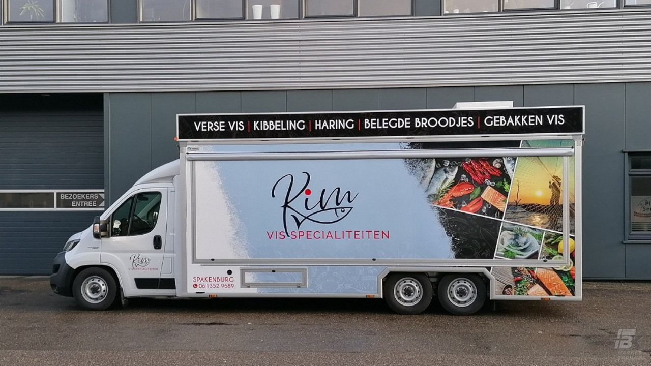 Zijaanzicht van een verkoopwagen voor vis met gesloten luifel