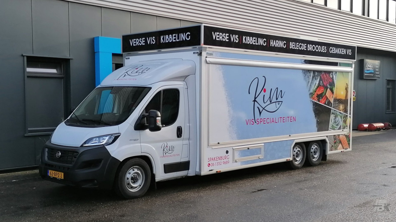 Zijaanzicht van een verkoopwagen voor vis met gesloten luifel