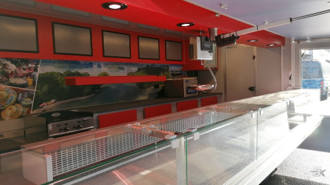 Binnenkant van een verkoopwagen voor vis