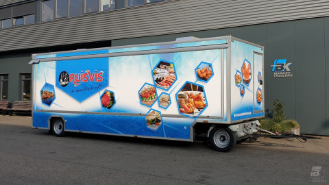 Zijaanzicht van een aanhangwagen voor vis met gesloten luifel