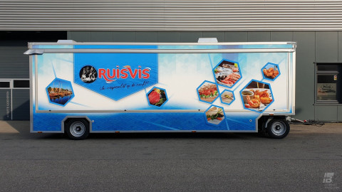 Zijaanzicht van een aanhangwagen voor vis met gesloten luifel