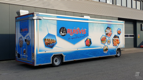 Zijaanzicht van een aanhangwagen voor vis met gesloten luifel