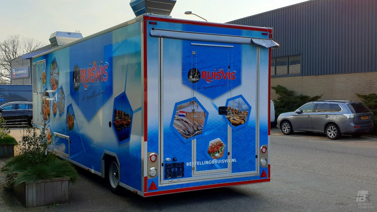 Achteraanzicht van een aanhangwagen voor vis