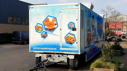 Vooraanzicht van een aanhangwagen voor vis