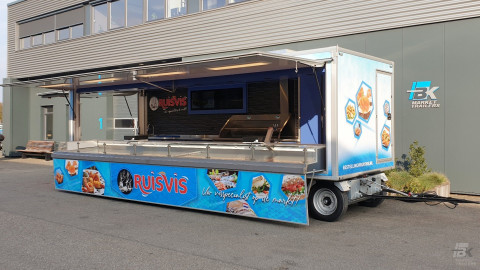 Zijaanzicht van een aanhangwagen voor vis met geopende luifel