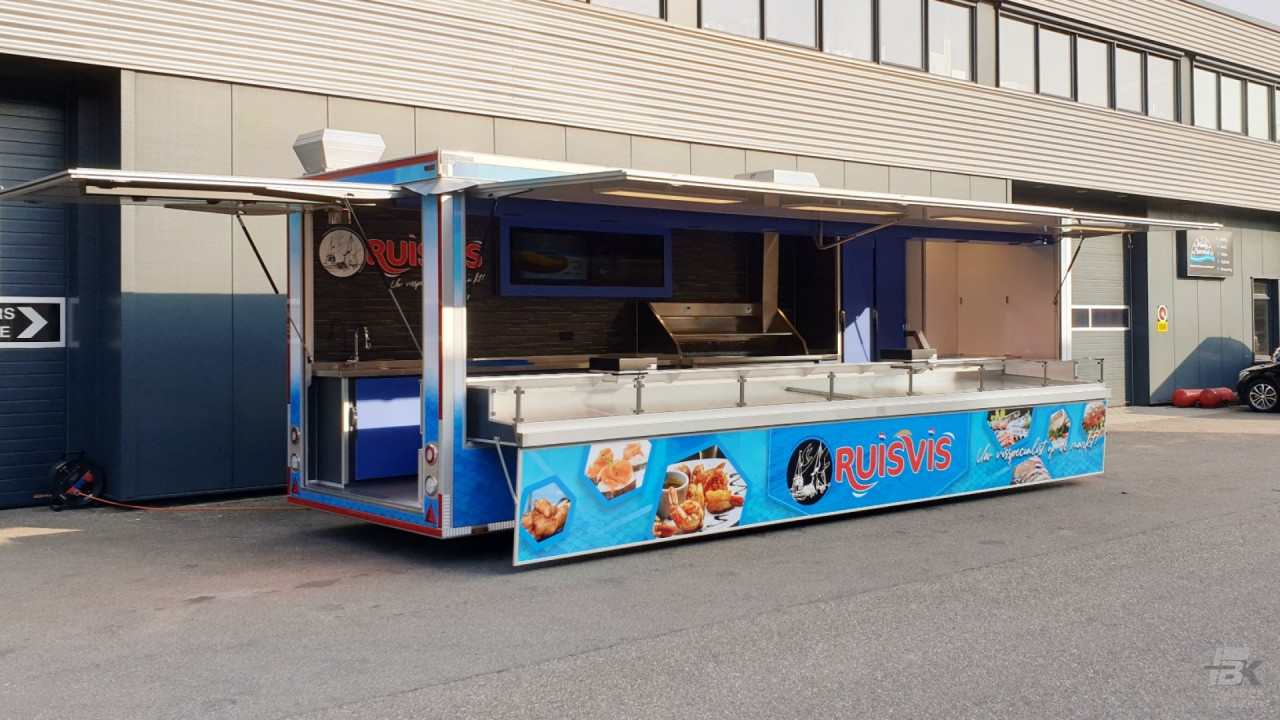 Zijaanzicht van een aanhangwagen voor vis met geopende luifel