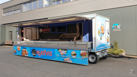 Zijaanzicht van een aanhangwagen voor vis met geopende luifel