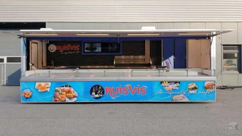 Zijaanzicht van een aanhangwagen voor vis met geopende luifel
