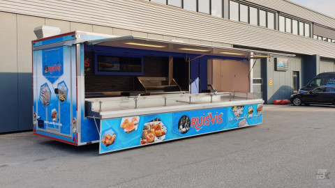 Zijaanzicht van een aanhangwagen voor vis met geopende luifel