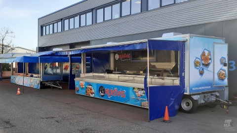Zijaanzicht van twee aanhangwagens voor vis met geopende luifels