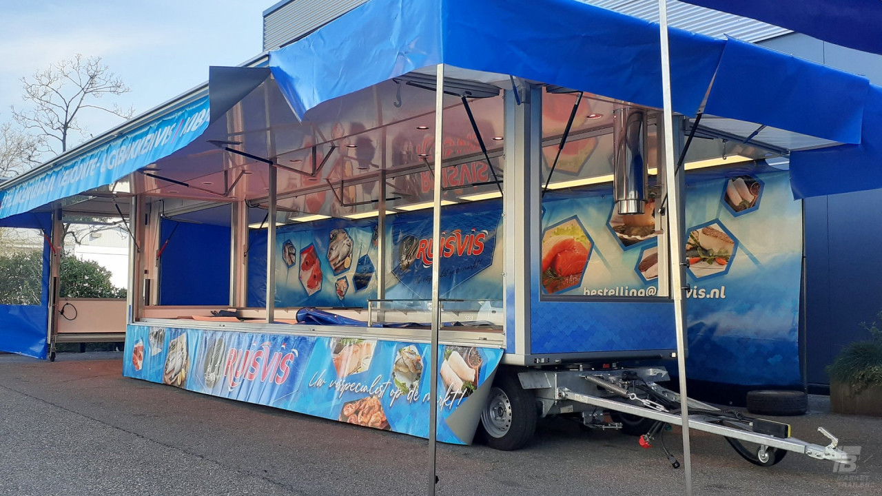 Zijaanzicht van een aanhangwagen voor vis met geopende luifel