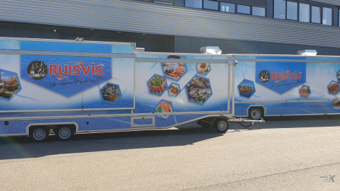 Zijaanzicht van twee aanhangwagens voor vis met gesloten luifels