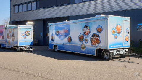 Zijaanzicht van twee aanhangwagens voor vis met gesloten luifels